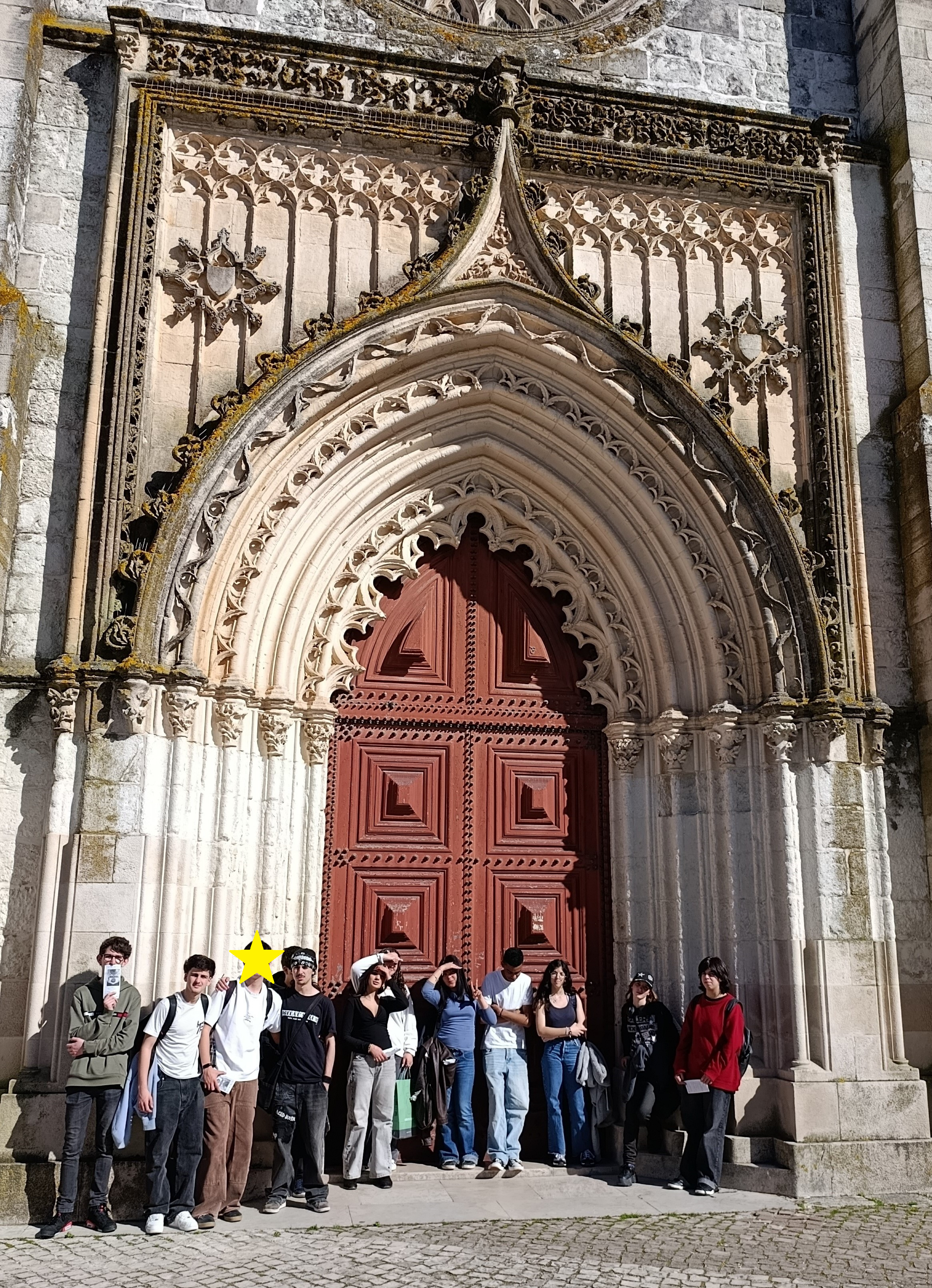 Turmas 10.º L e 10.º M junto à Igreja de Santa Maria da Graça